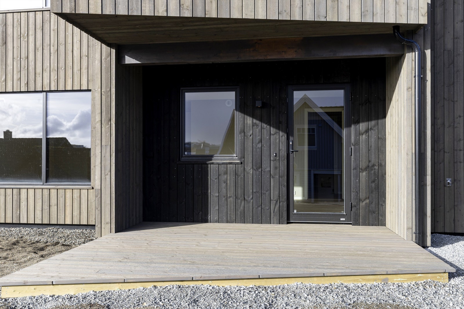 Overbygget inngangsparti til hybeldelen i underetasjen. Galleribilde