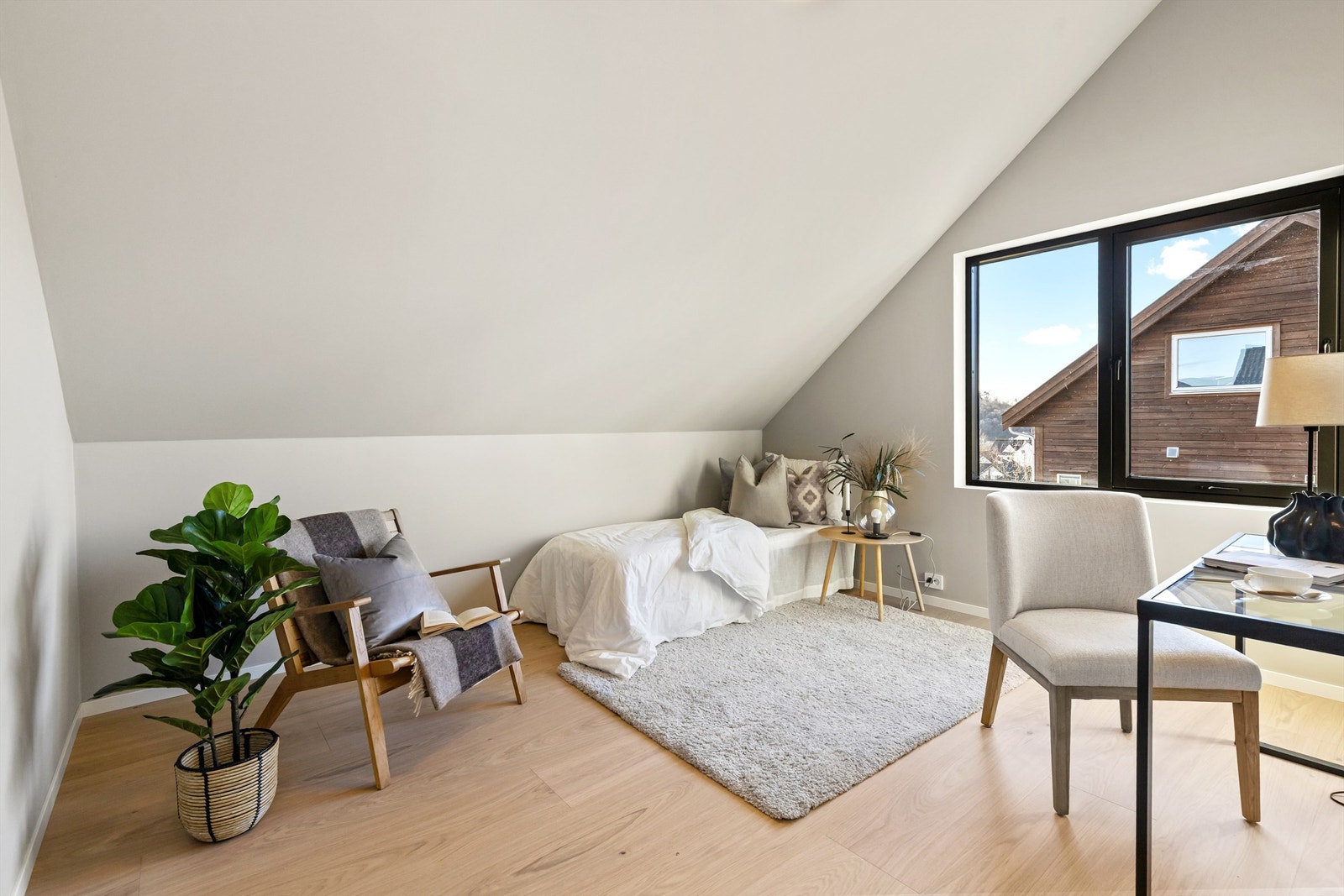 Boligen har flere gode soverom som også egner seg som kontor eller gjesterom. Galleribilde