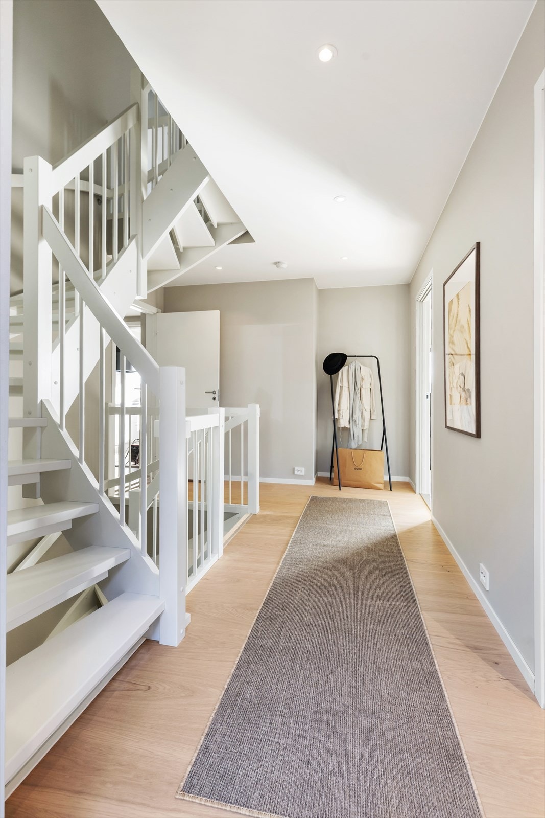 Gjennomgående eikeparkett og lyse, nøytrale fargevalg skaper en helhetlig stil. Galleribilde