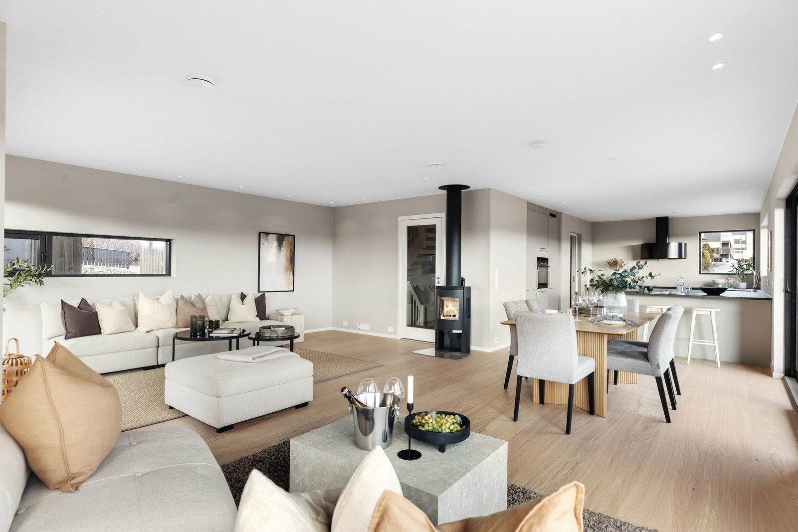 Hovedetasjen har en åpen og sosial planløsning mellom stue og kjøkken. Galleribilde