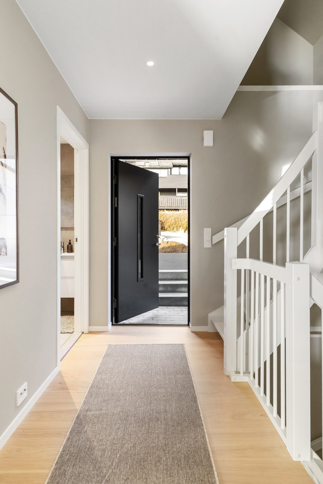 Velkommen inn i en lys og åpen entré. Galleribilde