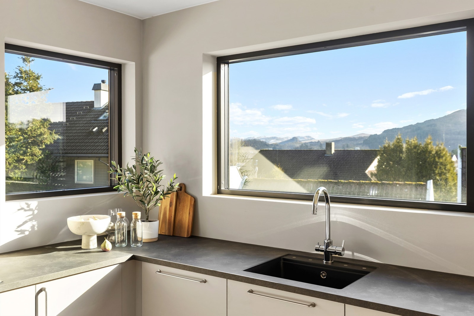 Vinduet over kjøkkenbenken gir godt arbeidslys og utsikt under matlagingen. Galleribilde