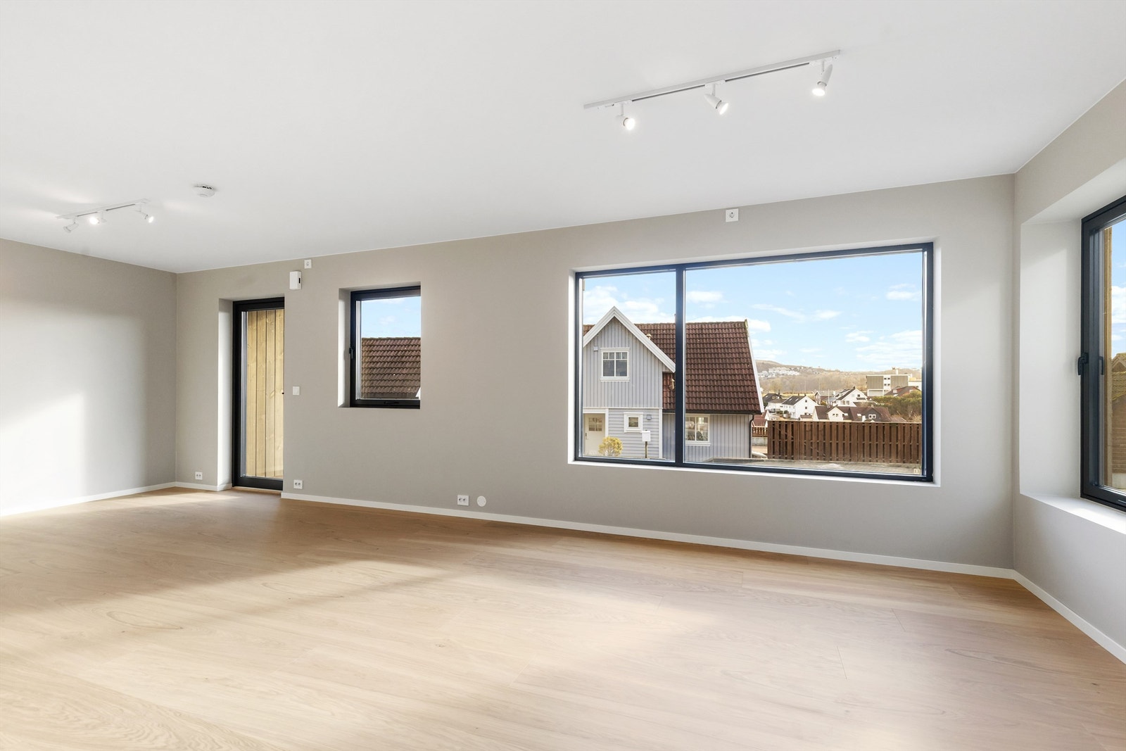 Rommet er lyst og enkelt å møblere med både sittegruppe og spiseplass. Galleribilde