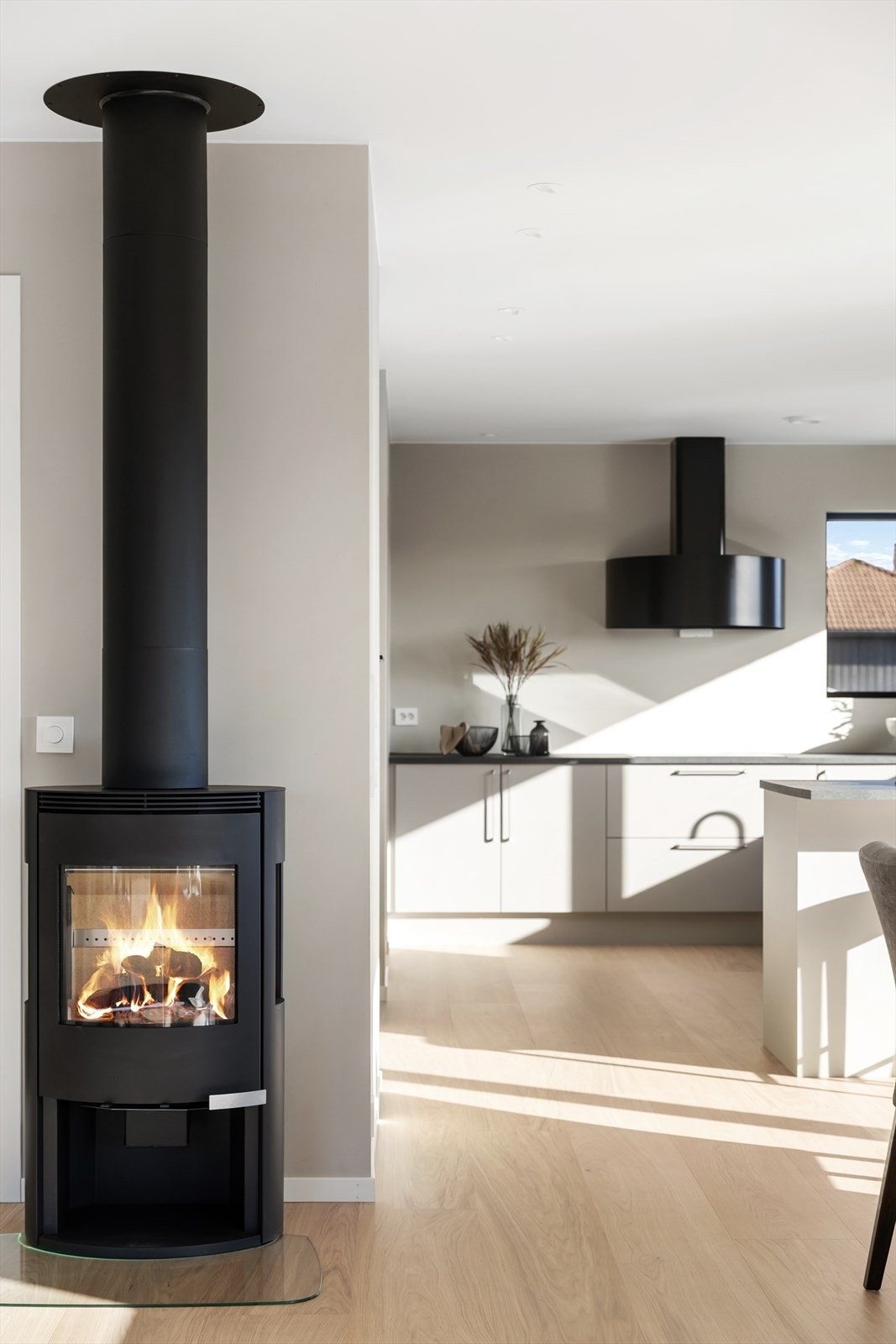 En moderne peisovn er sentralt plassert og gir både varme og hygge. Galleribilde