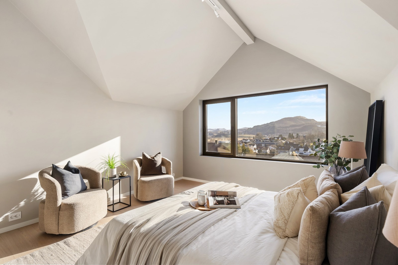 Boligen har flere gode soverom som også egner seg som kontor eller gjesterom. Foto: Marianne Lyse Galleribilde