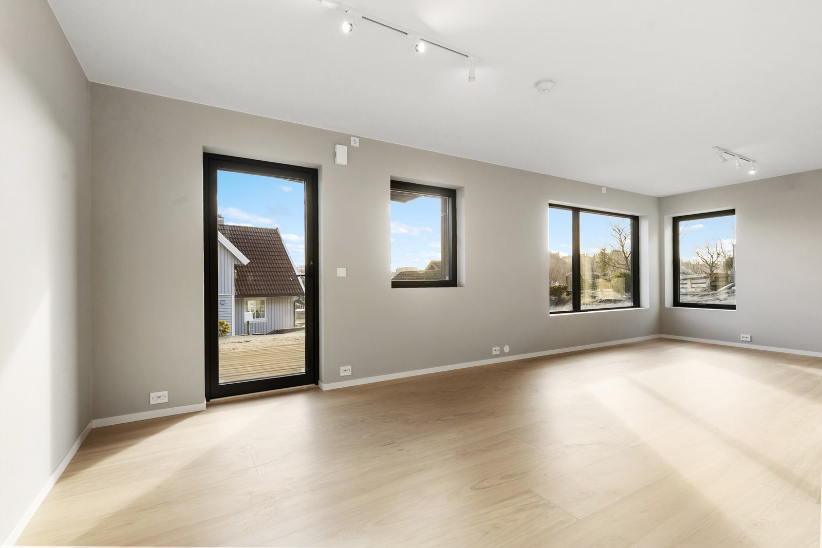 Oppholdsrommet i hybelen har store vinduer og egen utgang til terreng. Galleribilde