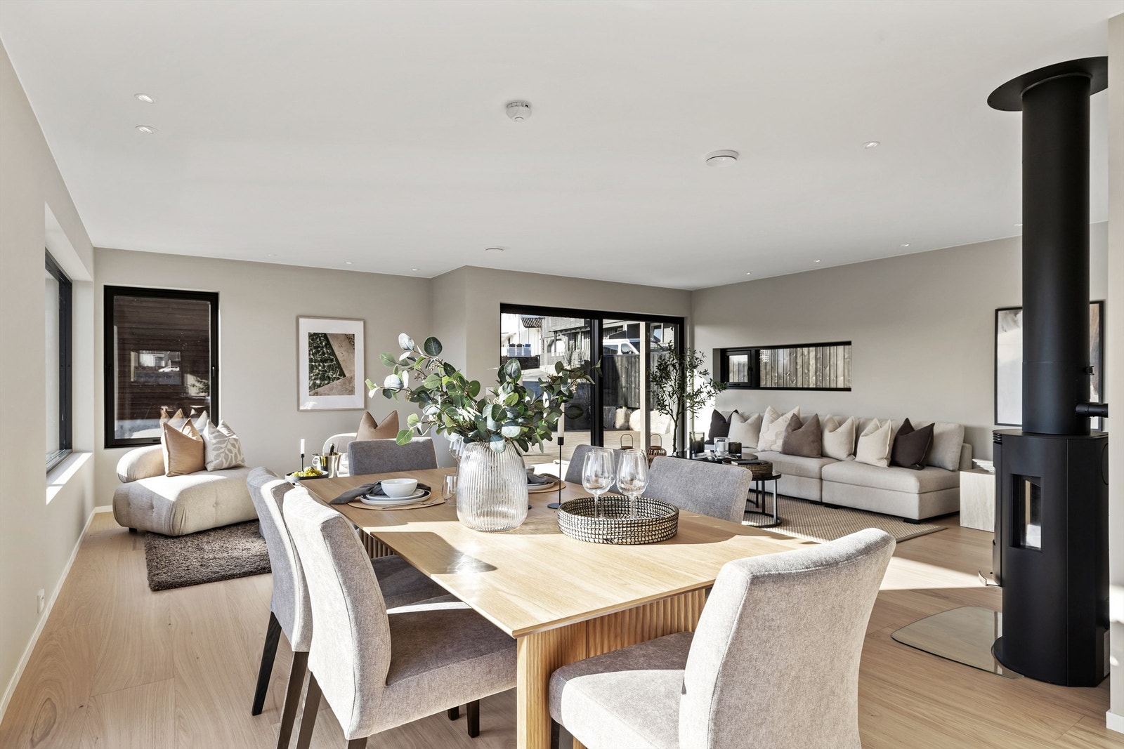 Her er det god plass for både hverdagsmåltider og større selskap. Galleribilde