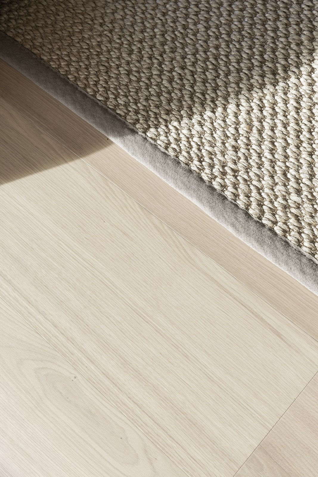 Gjennomgående materialvalg med lys eikeparkett på gulvet. Galleribilde