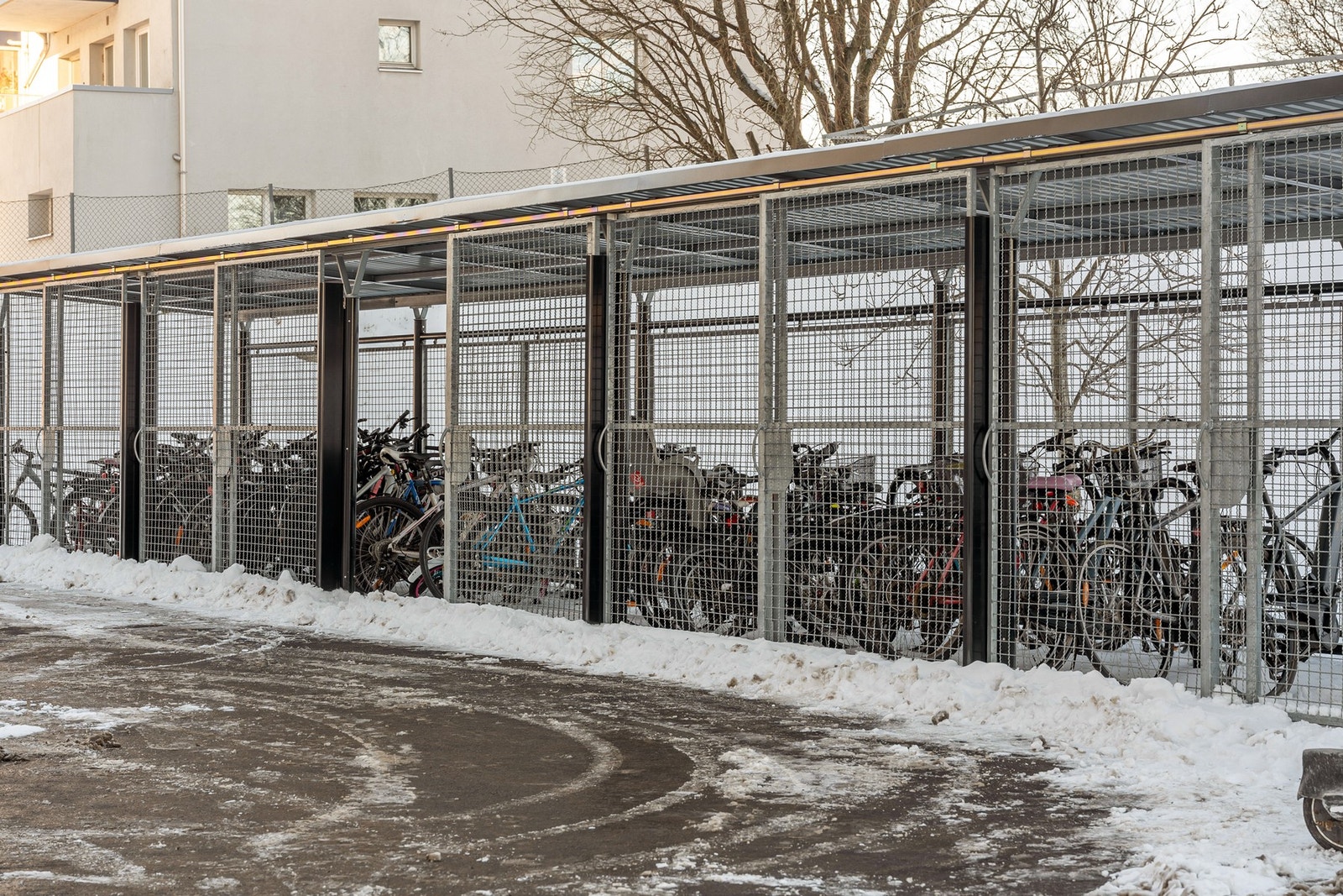 Praktisk utendørs sykkelparkering. Galleribilde