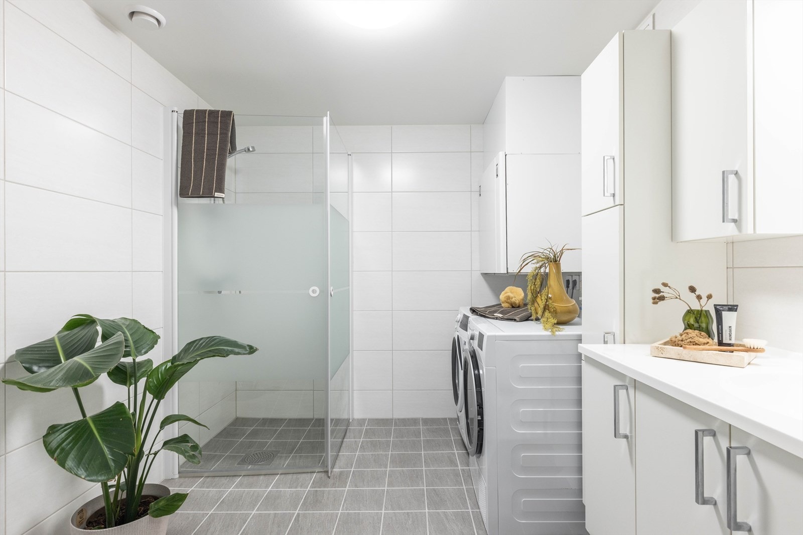 Boligens bad er helfliset, lyst og pent, og måler 7,0 kvm. Galleribilde