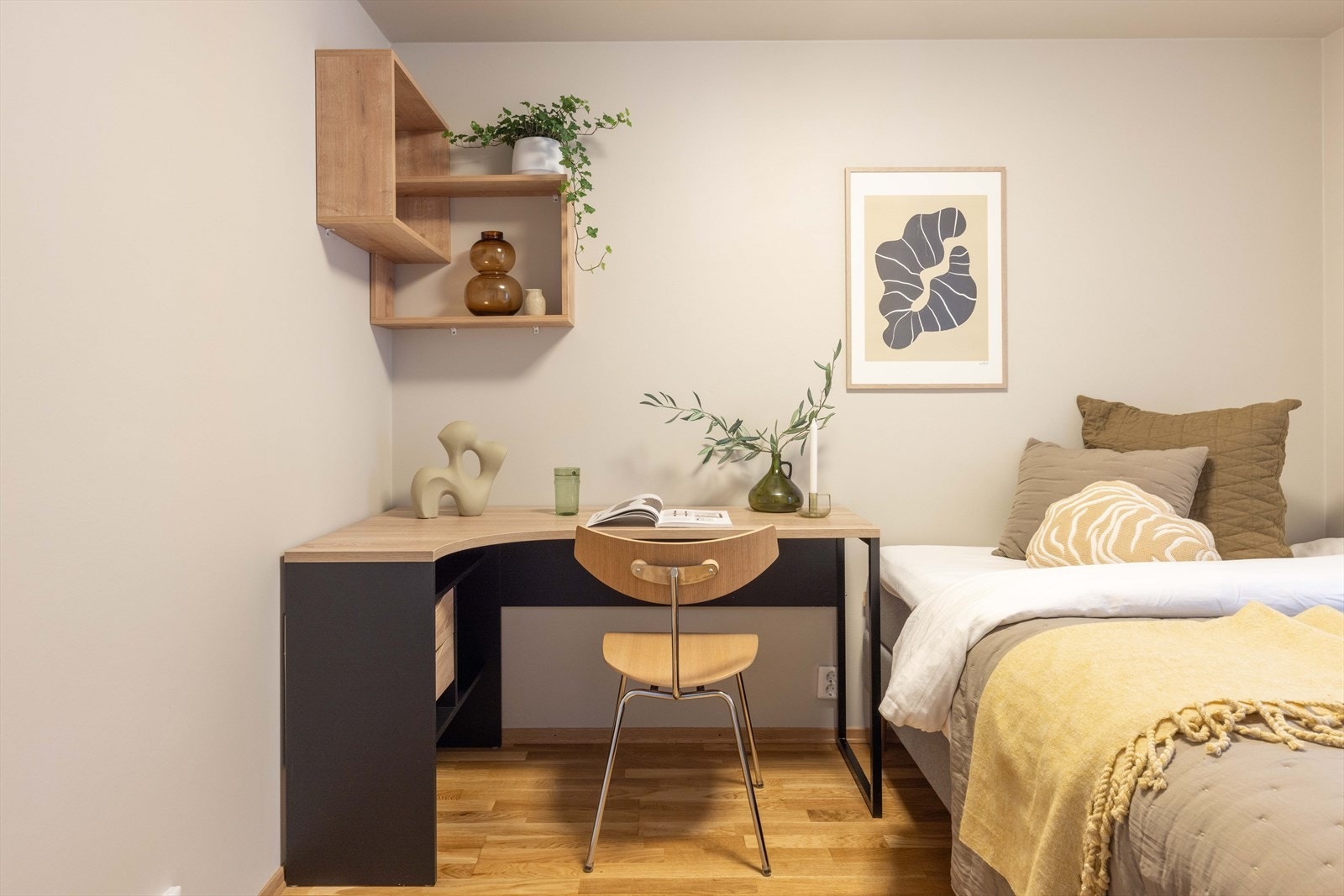 Like over gangen for soverommet, ligger boligens innvendige bod. Denne er i dag innredet som et hjemmekontor og soverom. Boden har et vindu. Arealet er ikke godkjent som soverom. Galleribilde