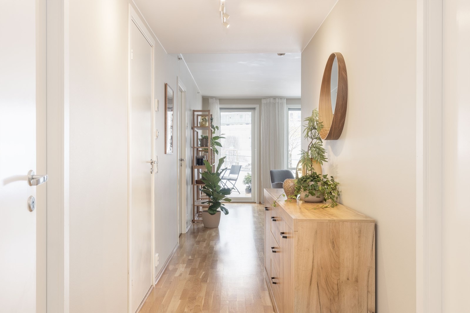 Entréen leder deg videre inn til gangen som fordeler boligens øvrige rom praktisk utover. Galleribilde