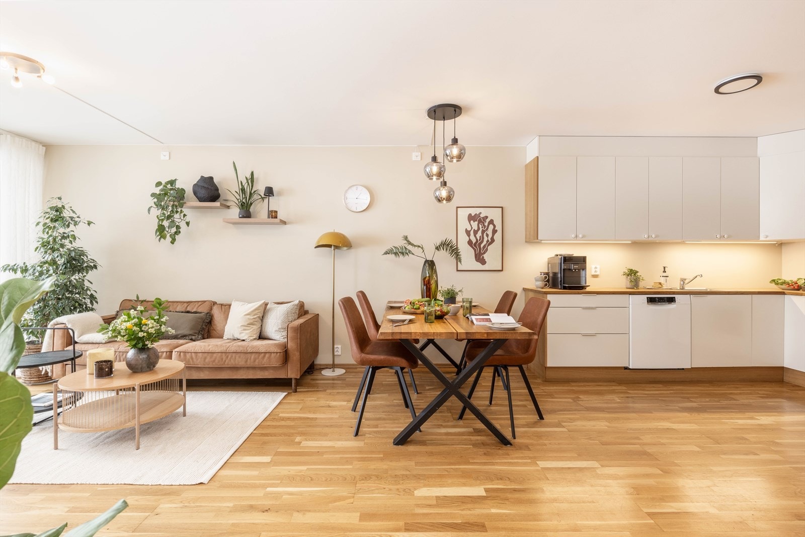 Stuen lar seg enkelt møblere med både sittegruppe og spisebord. Galleribilde