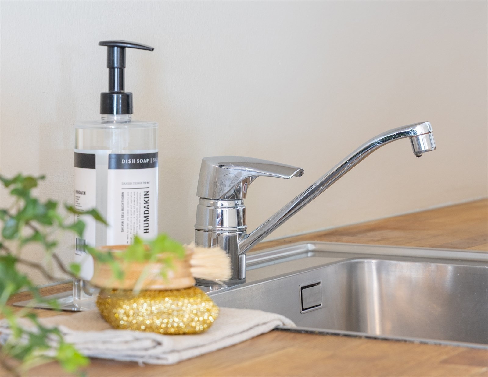 Det er nedfelt stålvask med ett-greps blandebatteri, samt integrert ventilator fra Flexit. Galleribilde