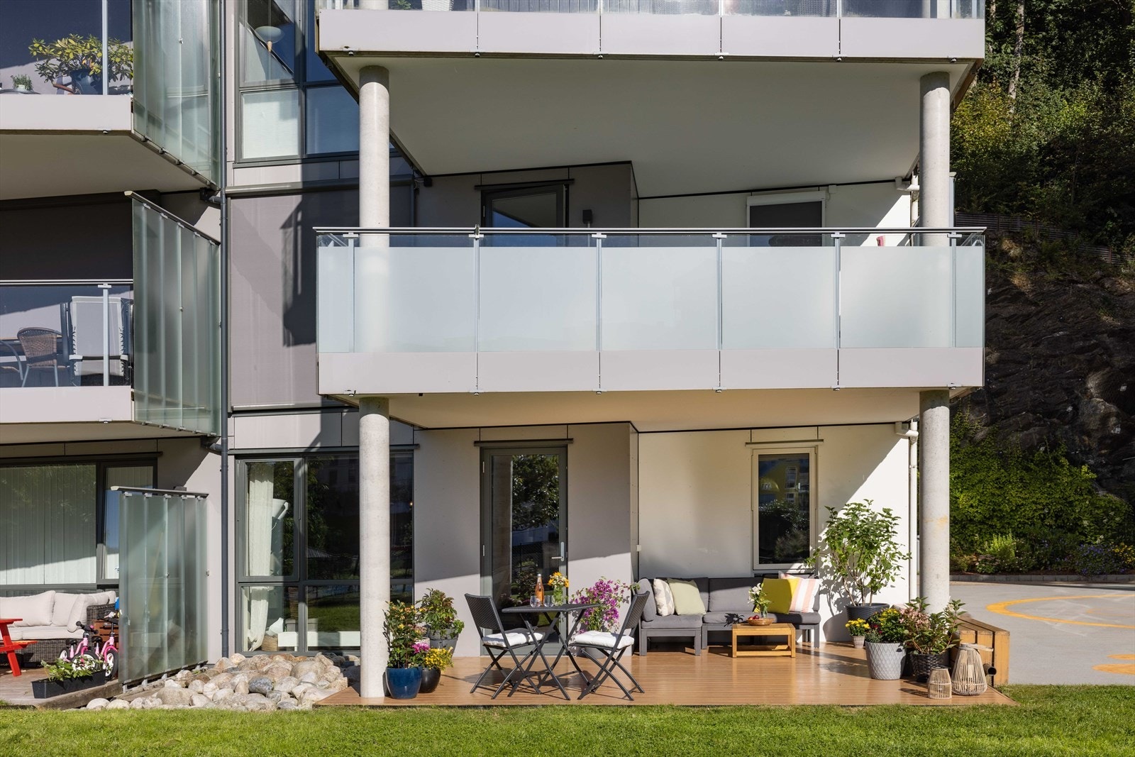 Her kan du nyte mange vakre sommerdager til det ytterste. Virkelig en forlengelse av leiligheten gjennom sommerhalvåret. Galleribilde