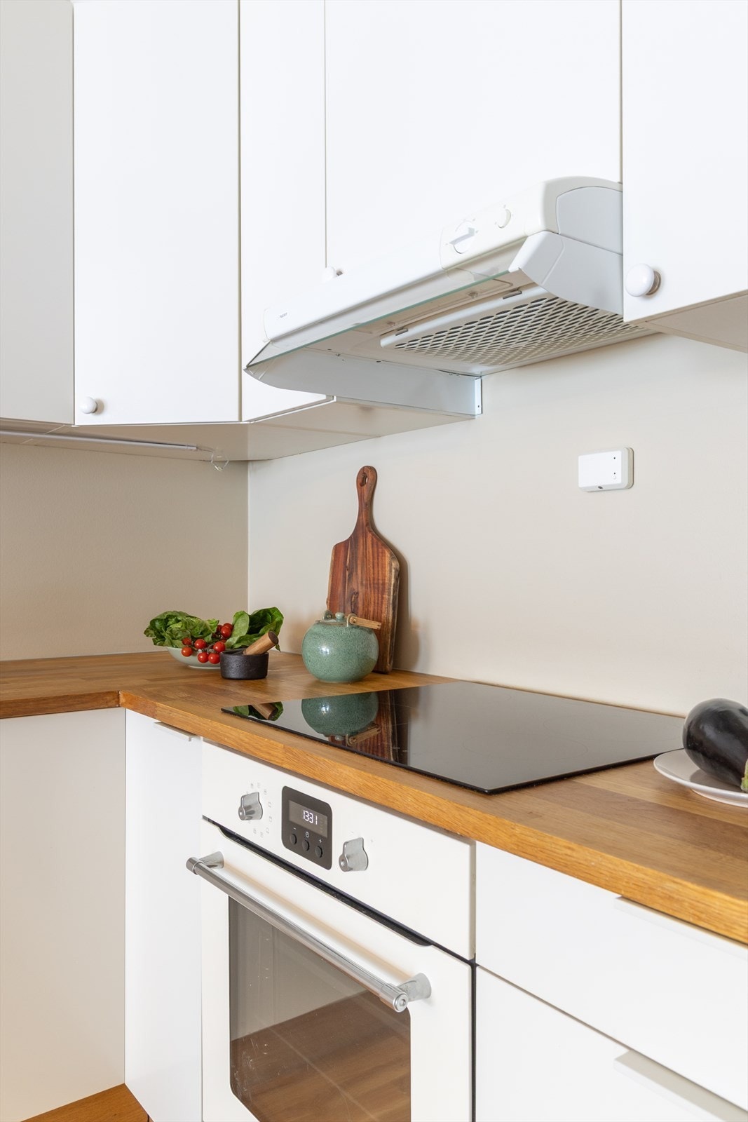 Kjøkkenet er videre utstyrt med belysning over benkeplaten, komfyrvakt og waterguard. Galleribilde