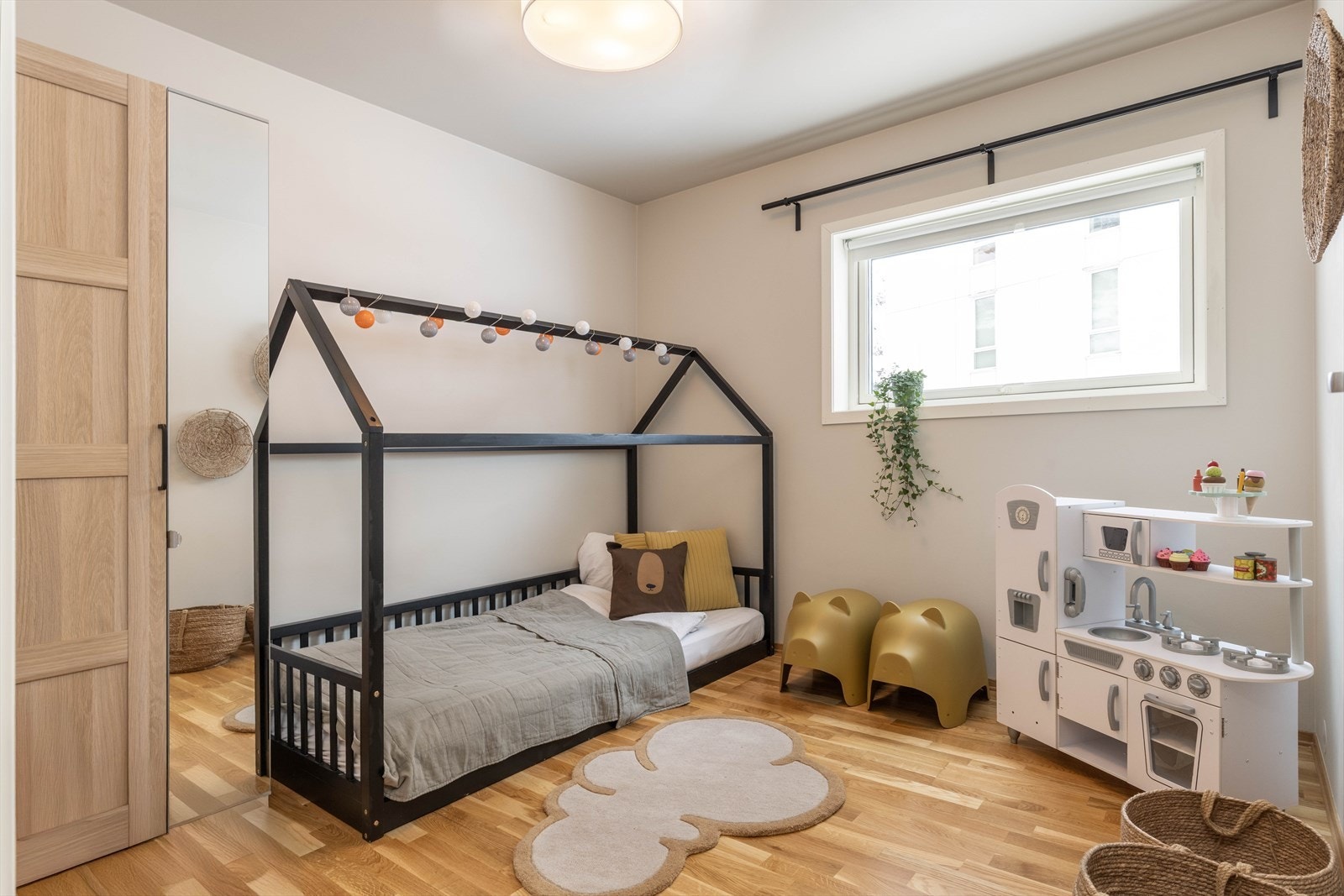 Soverommet holder god størrelse og innredes enkelt med ønsket sengestørrelse og annet passende møblement. Galleribilde