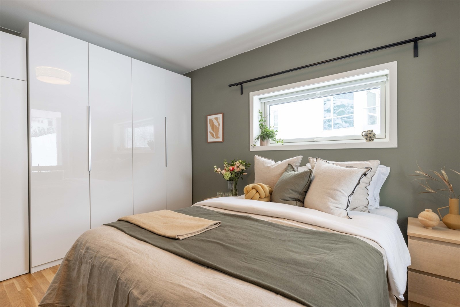 Hovedsoverommet har en stor garderobeløsning. Galleribilde