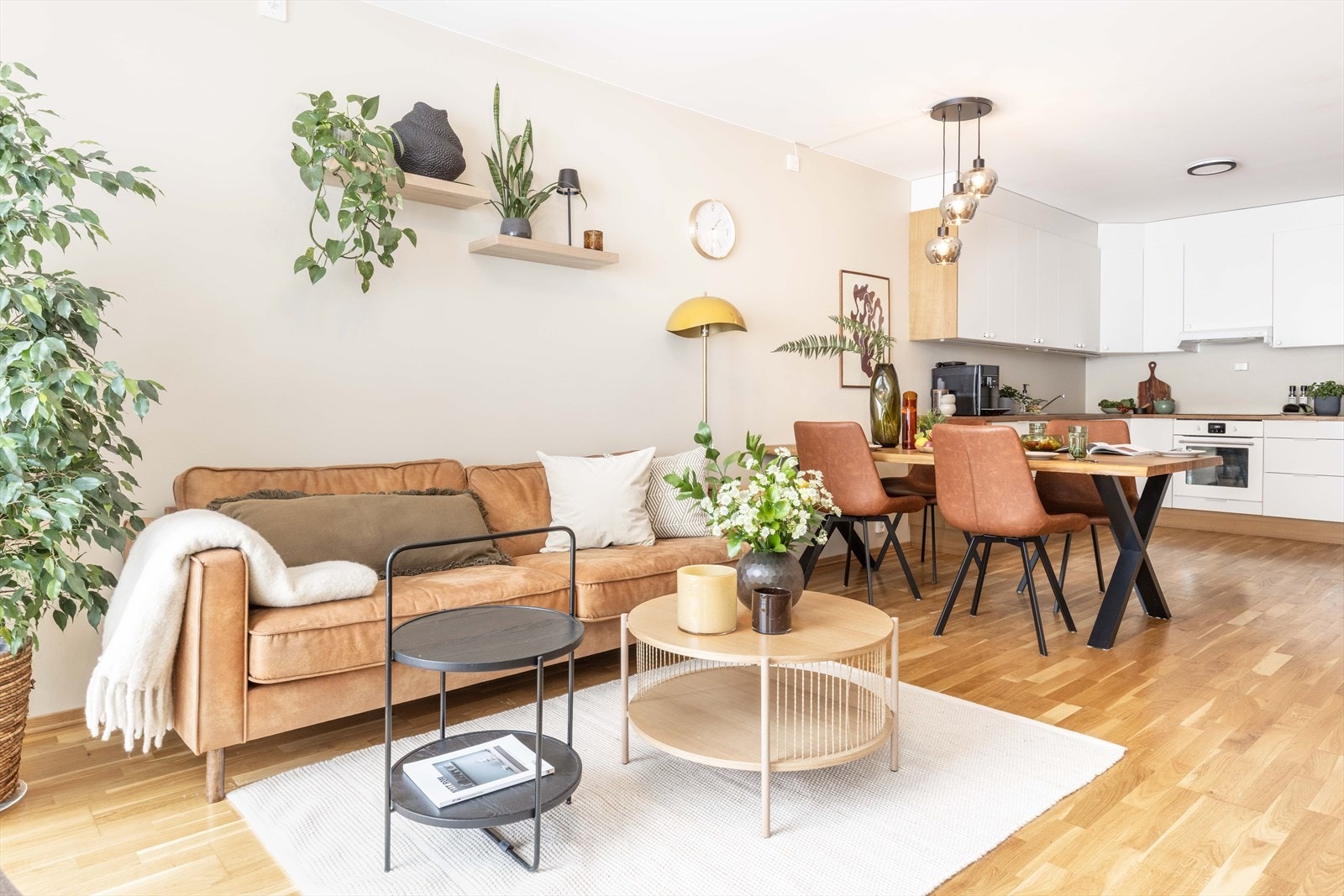 Det er radiator i stue, og boligen har balansert ventilasjon med varmegjenvinning som gir jevn og behagelig temperatur gjennom hele året. Galleribilde