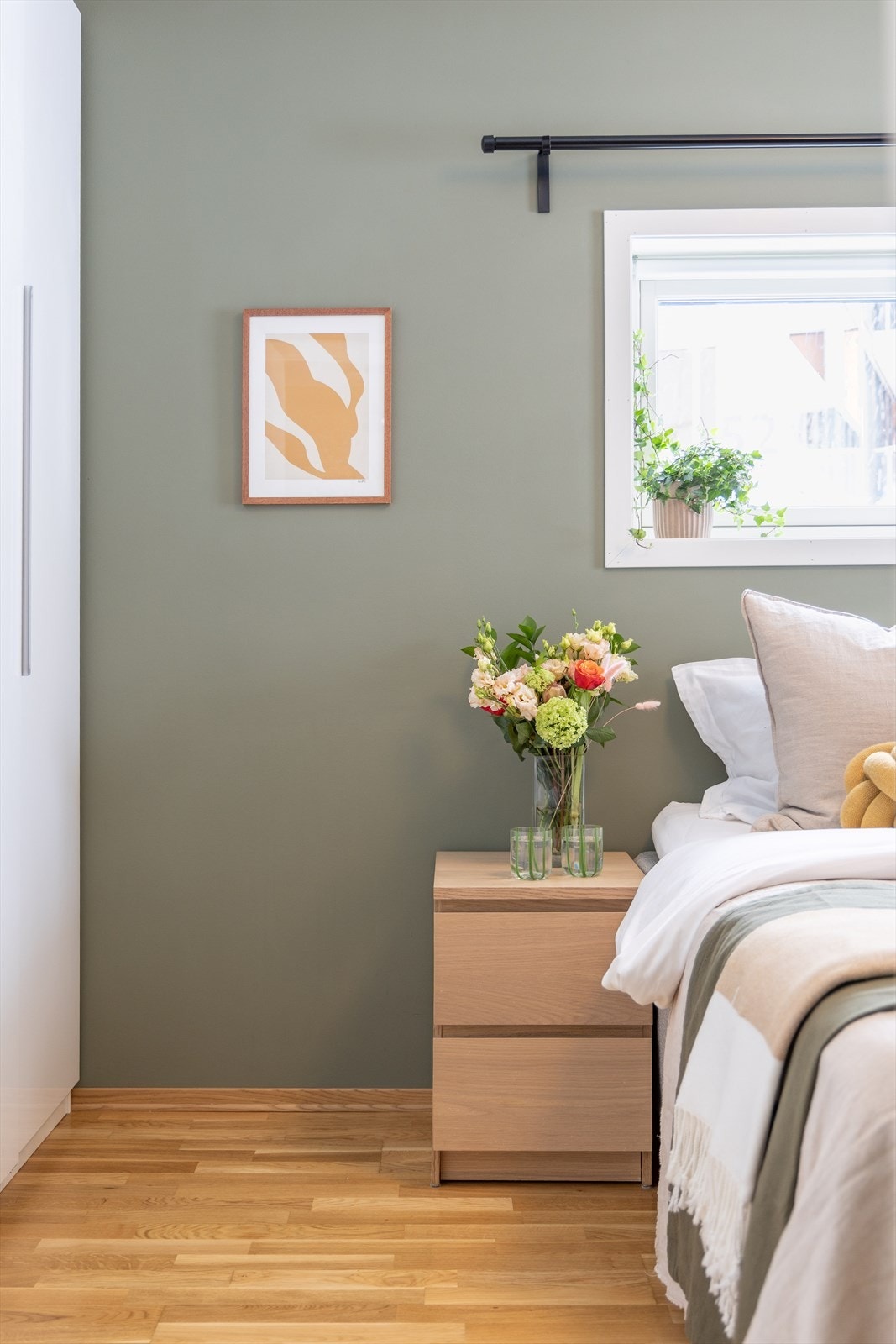 Leiligheten har to soverom plassert i hver sin kant av boligen. De måler henholdsvis 12,4 og 9,1 kvm, og har plass til ønsket sengestørrelse og annet møblement. Galleribilde