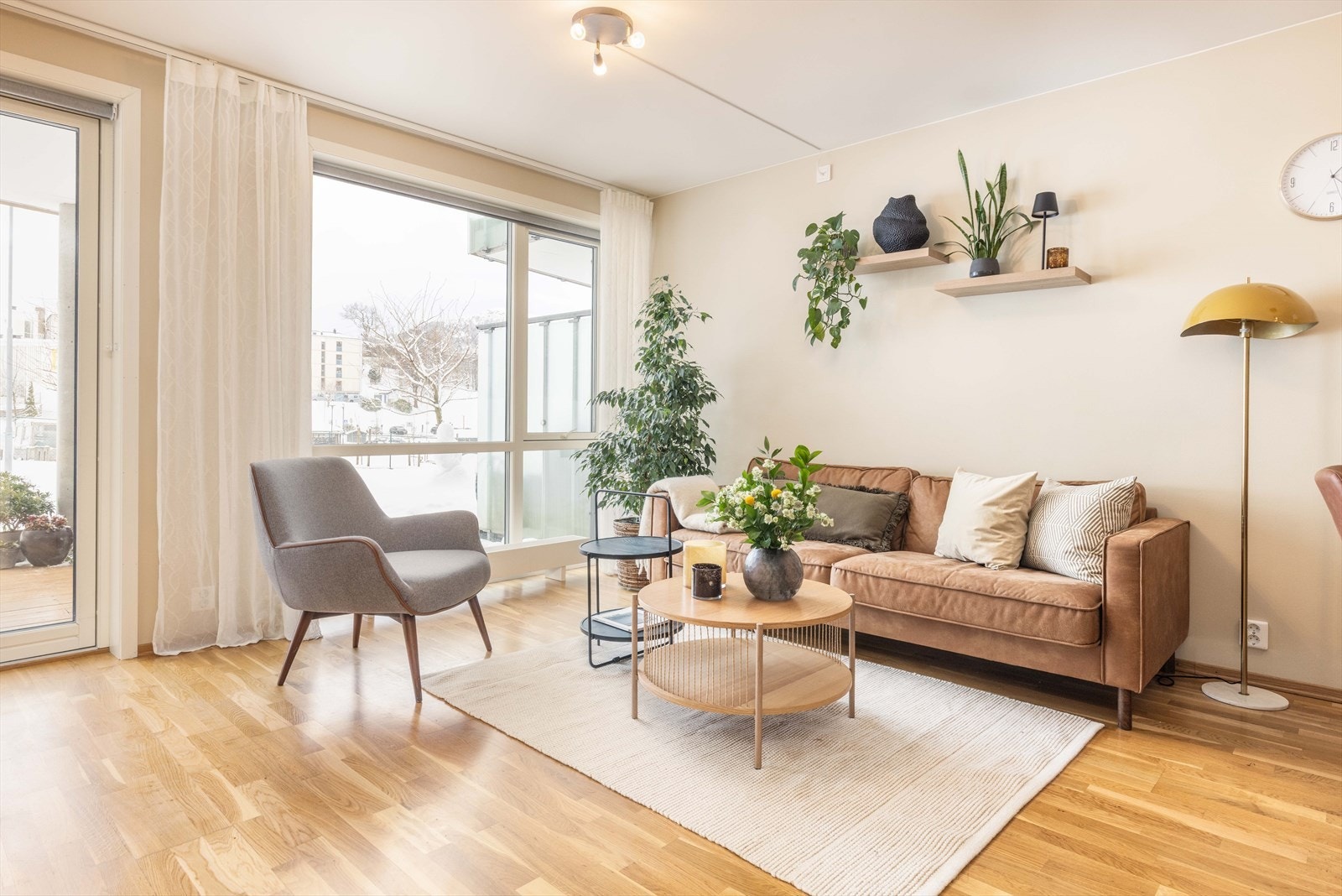 Store vindusflater gir rikelig med naturlig lys, og terrassedøren åpner ut til den store og vestvendt terrasseplattingen på 21,1 kvm. Her kan du nyte gode solforhold og lange lune sommerkvelder med vakkert skue til Løvstakken. Galleribilde