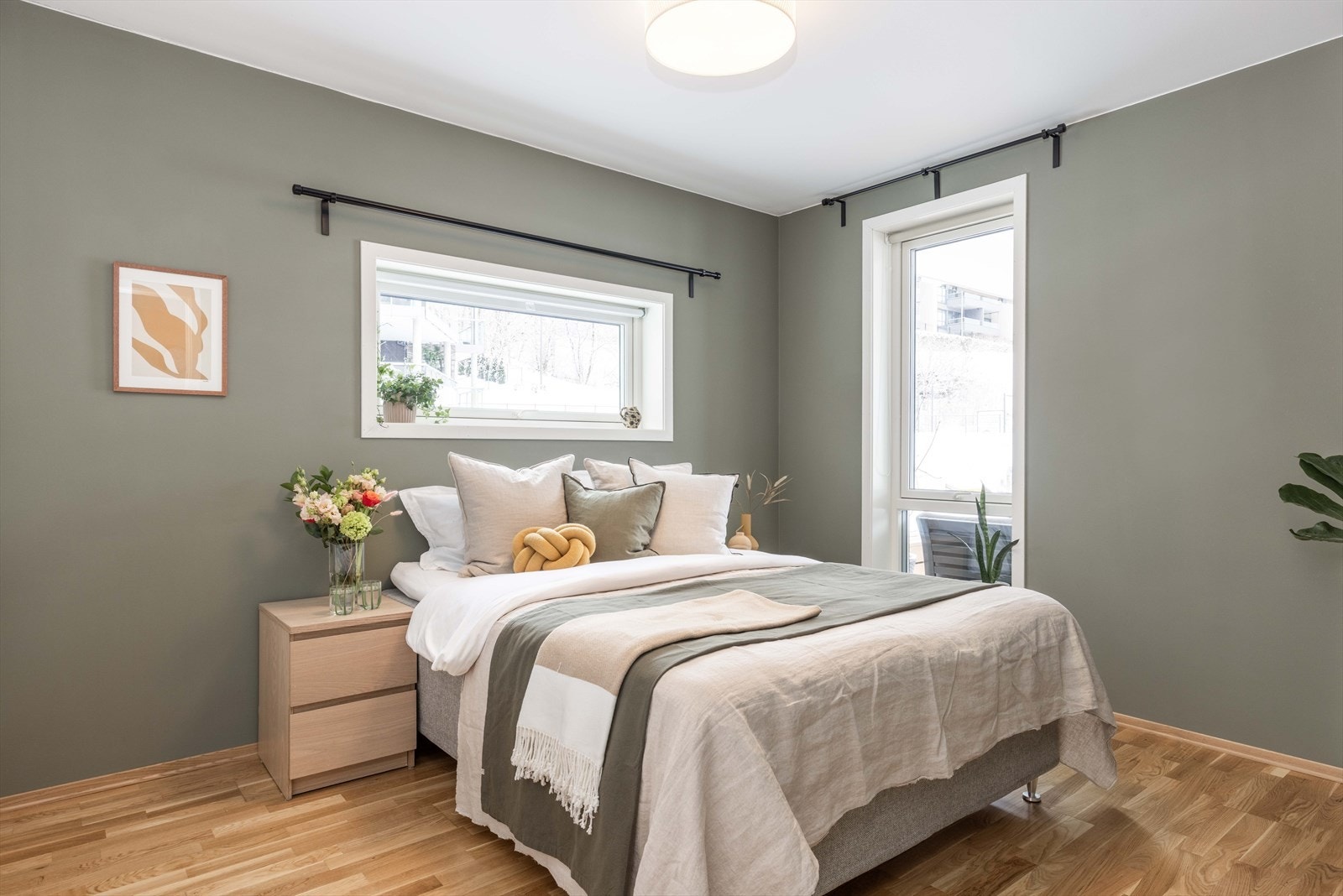 Hovedsoverommet holder god størrelse og innredes enkelt med ønsket sengestørrelse og annet passende møblement. Galleribilde