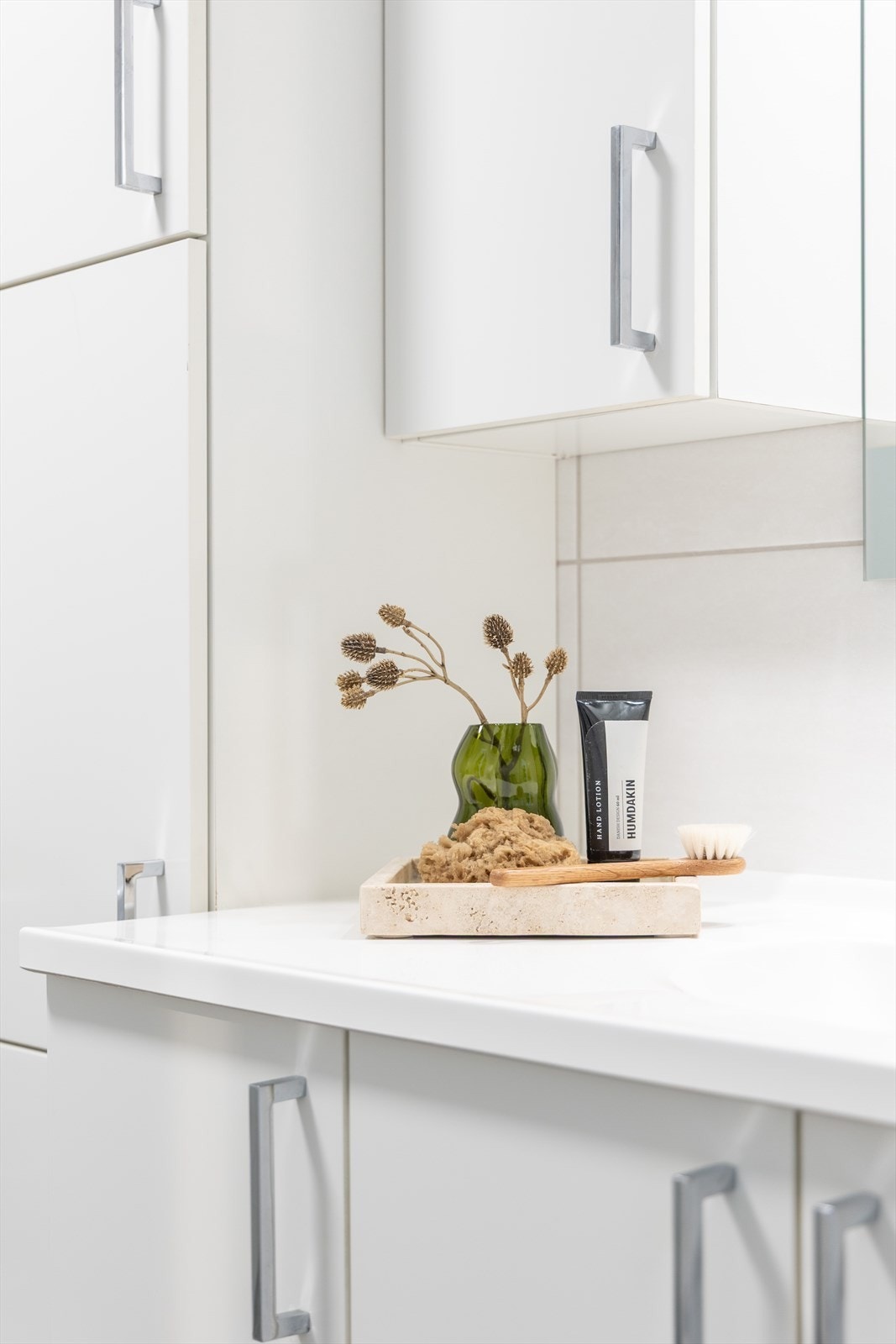 Videre er det opplegg/plass for vaskemaskin og tørketrommel. Det er dusjgarnityr med hånddusj, spotter i tak og vannbåren gulvvarme. Galleribilde