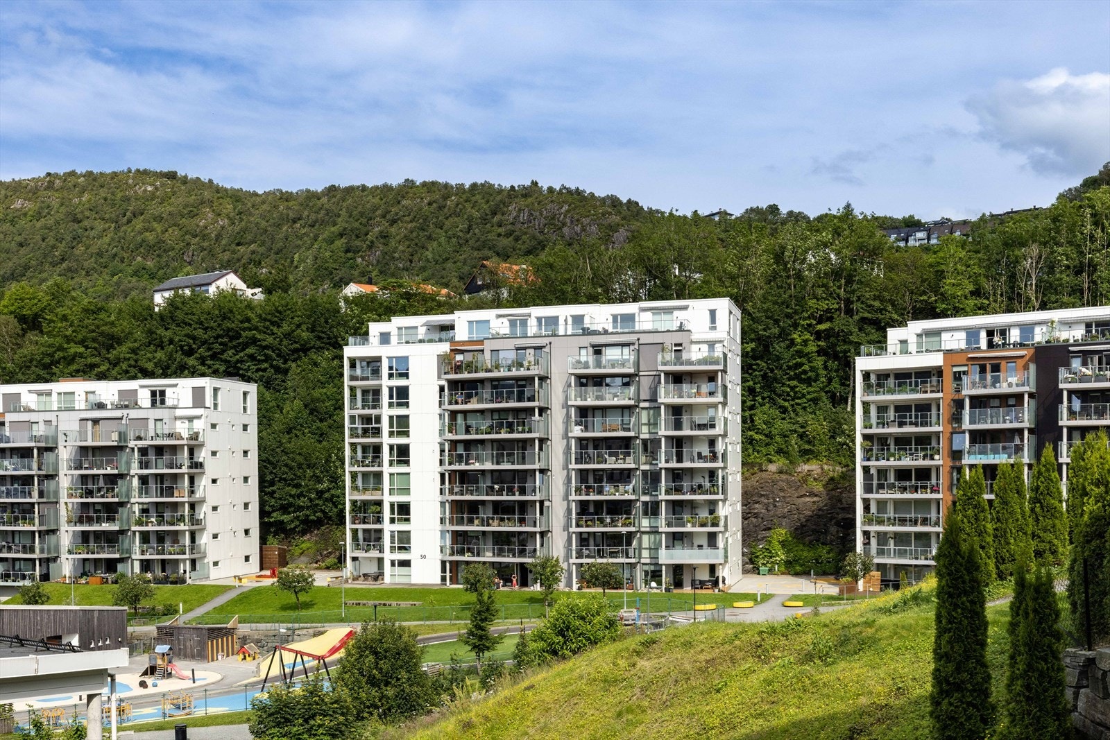 Sameiet består av fire moderne høyhus, plassert med god avstand mellom byggene. Garasjeanleggene er under bakkenivå, noe som holder området bilfritt, ryddig og trygt. Galleribilde