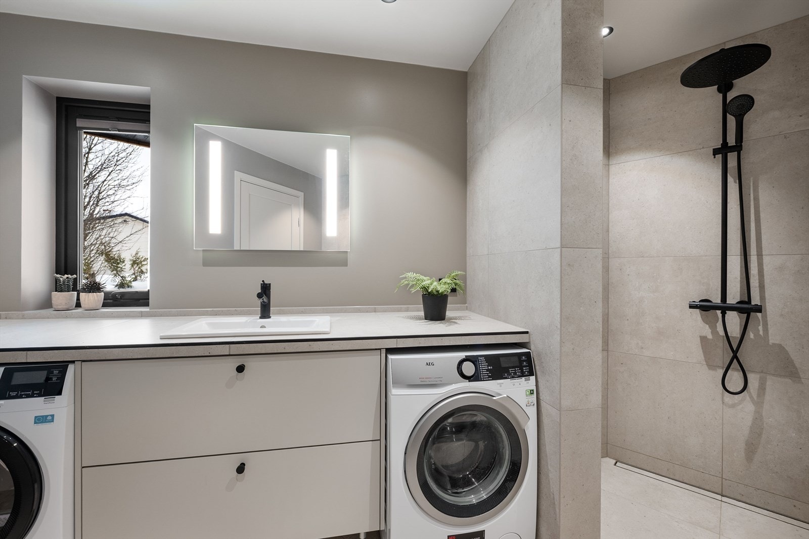 Kombinert bad og vaskerom i underetasjen - Samme utførelse som hovedbadet. Galleribilde