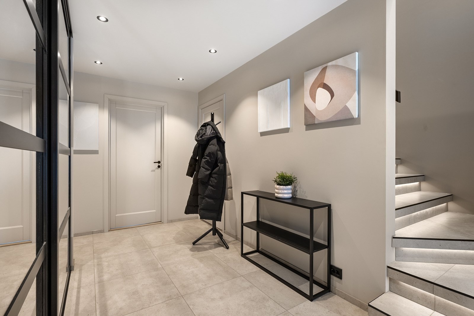 Velkommen inn - Et meget solid førsteinntrykk med 60*60 flis på gulv. Galleribilde