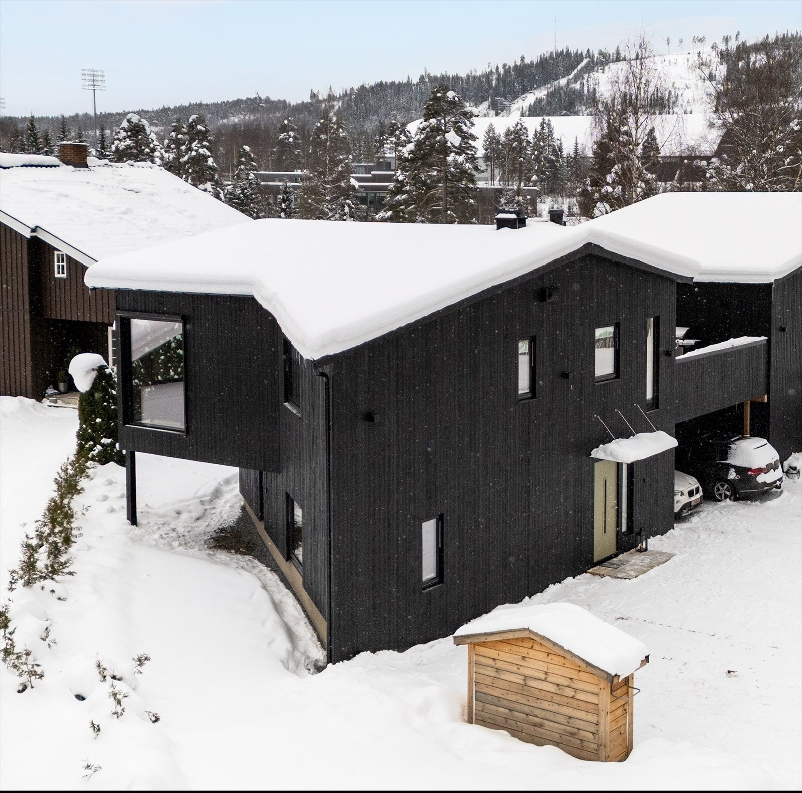 Boligen har et romslig gårdstun med god plass til parkering, omkransende hekk og flott hageområde. Galleribilde