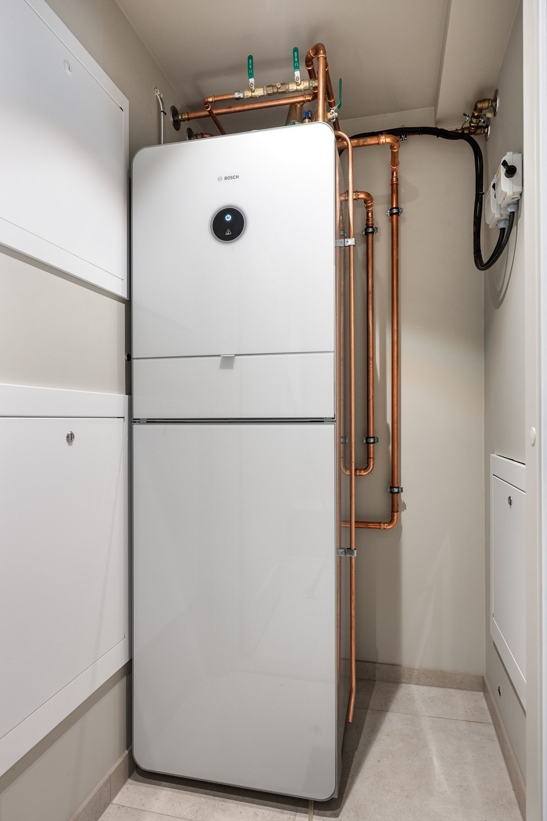 Teknisk rom under trapp - Det er også tilgang på lagringsplass via dør. Galleribilde