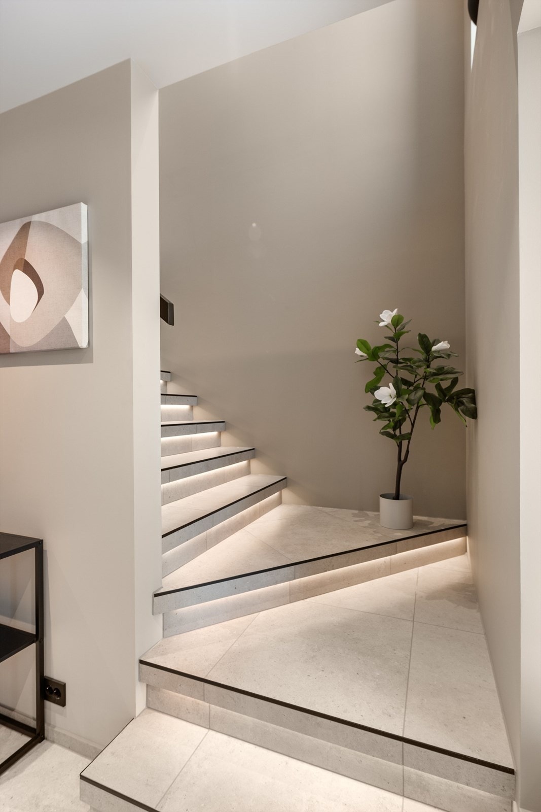 Meget lekker helfliset trapp med ledlys i alle trinn! Galleribilde