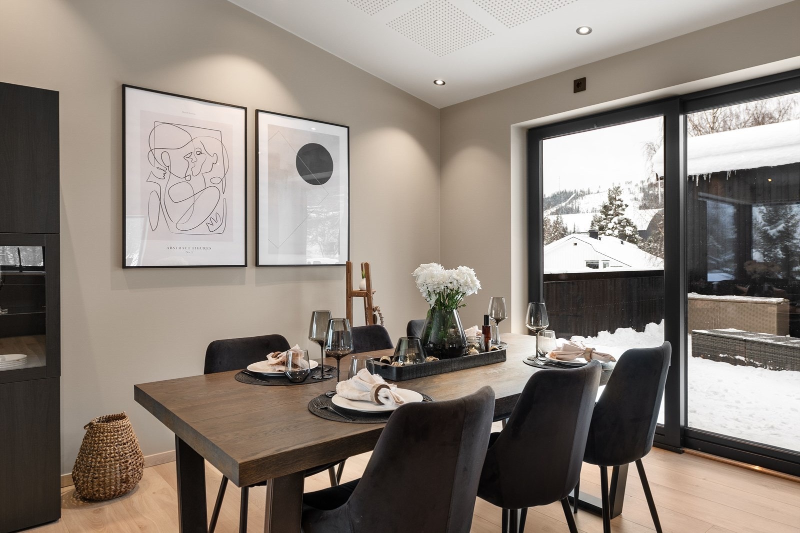 Detalj - Spisestue. Galleribilde