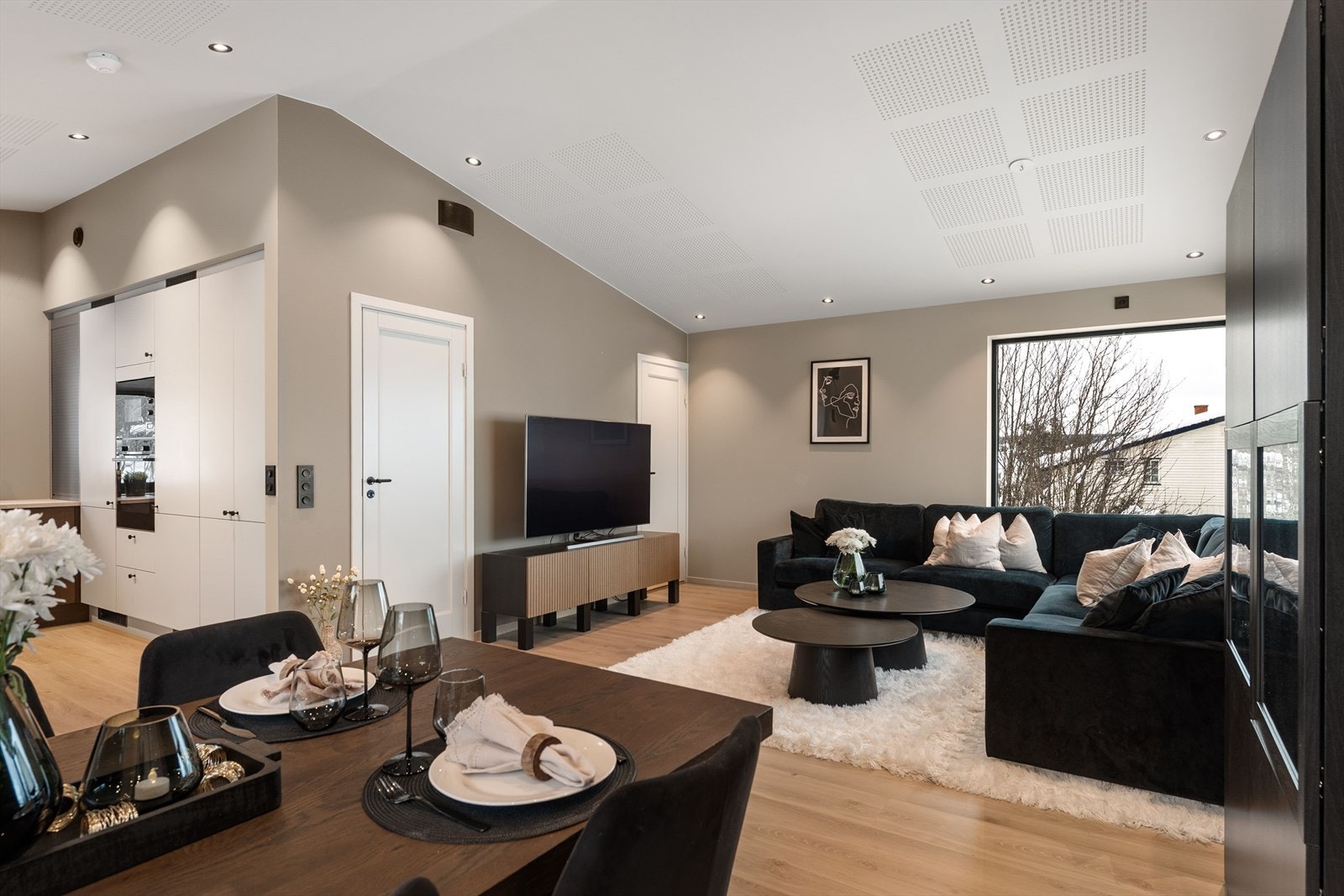 Takhøyde med akustikkplater, downlights med dim-to-warm funksjon og store vindusflater. Galleribilde