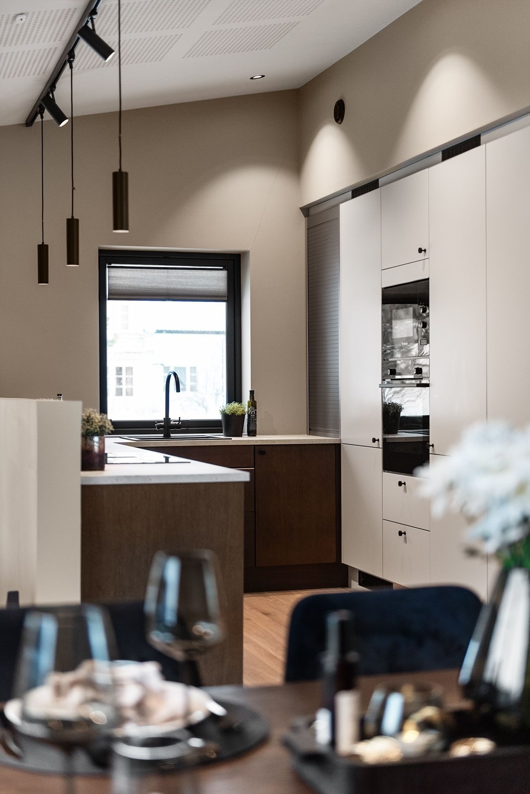 Boligen har et stilrent uttrykk med håndplukkede materialer og fargevalg utført av interiørkonsulent. Galleribilde