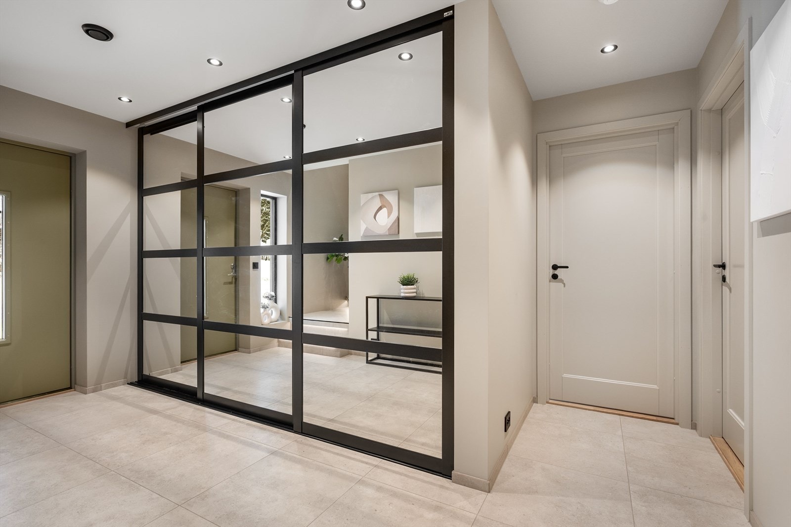 Stor skyvedørsgarderobe med eksklusiv innredning. Galleribilde