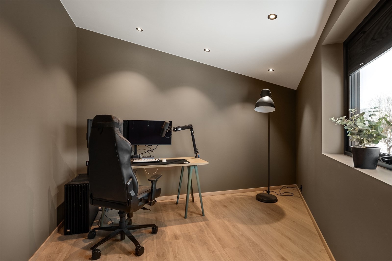 Soverom 3 i hovedetasjen - I dag innredet som kontor. Galleribilde