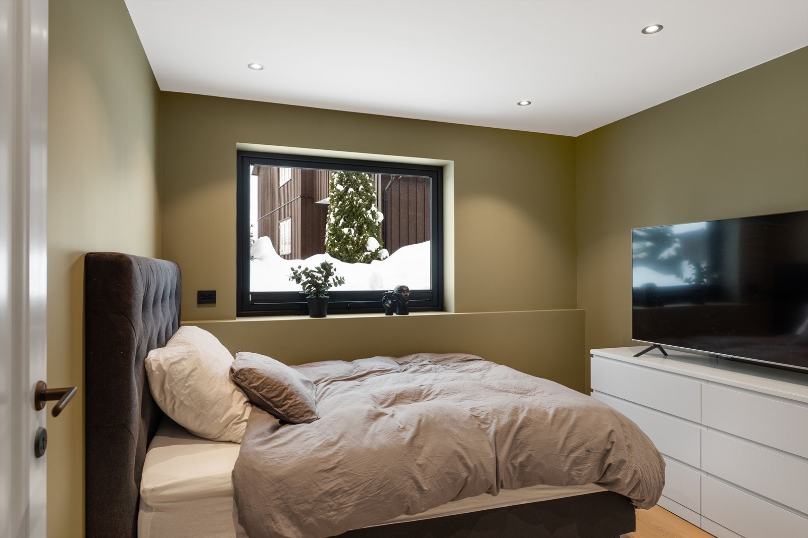 Soverom 2 - Også her god plass til dobbeltseng og tilhørende møblement. Galleribilde