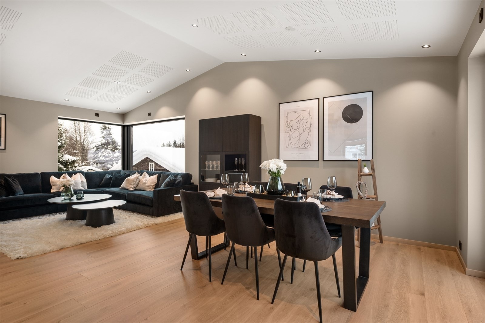 Stuen er meget romslig og deles fint i ulike soner med sofaområde og spisestue. Galleribilde