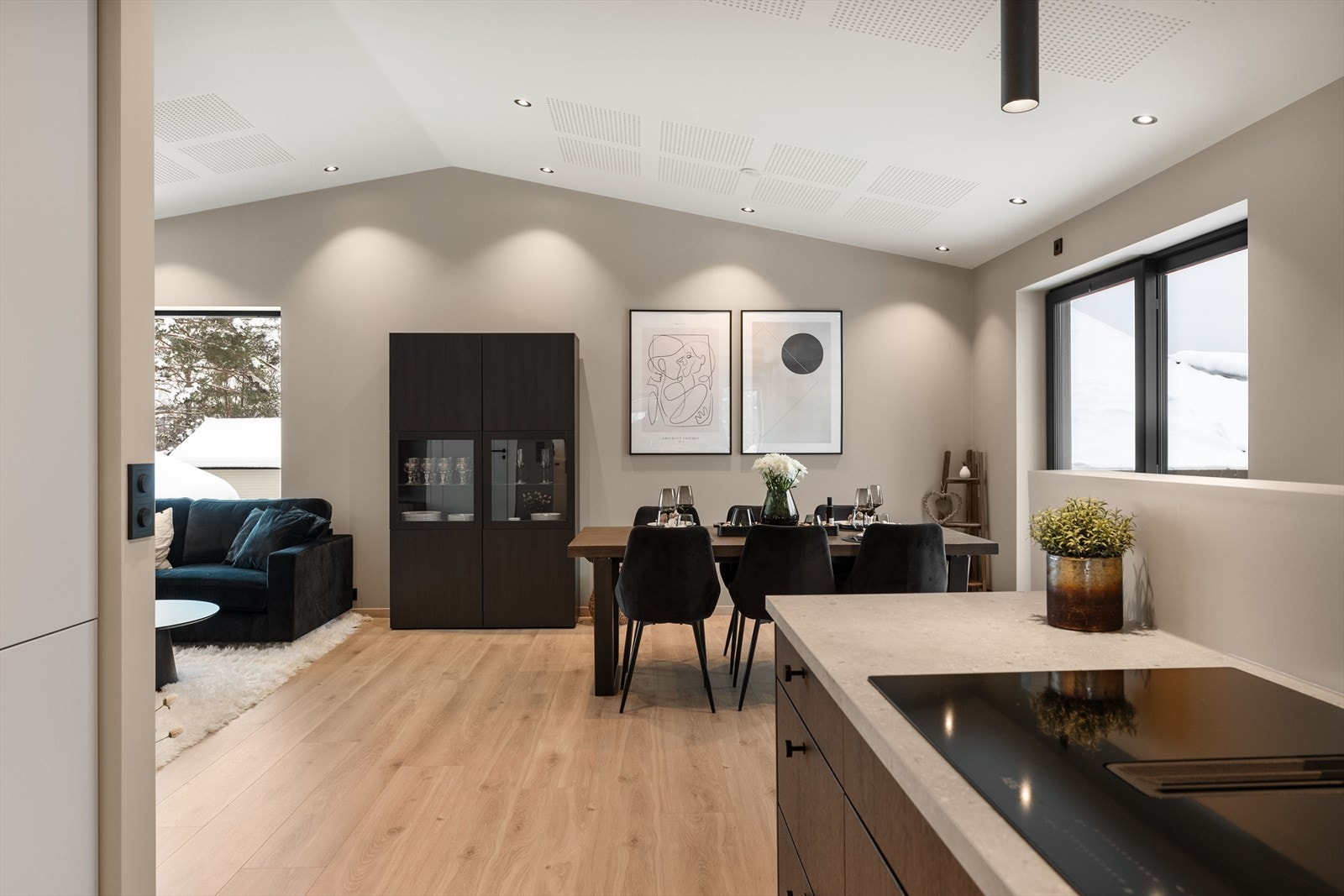 Spisestuen får sin naturlige plassering mot kjøkkenet. Galleribilde