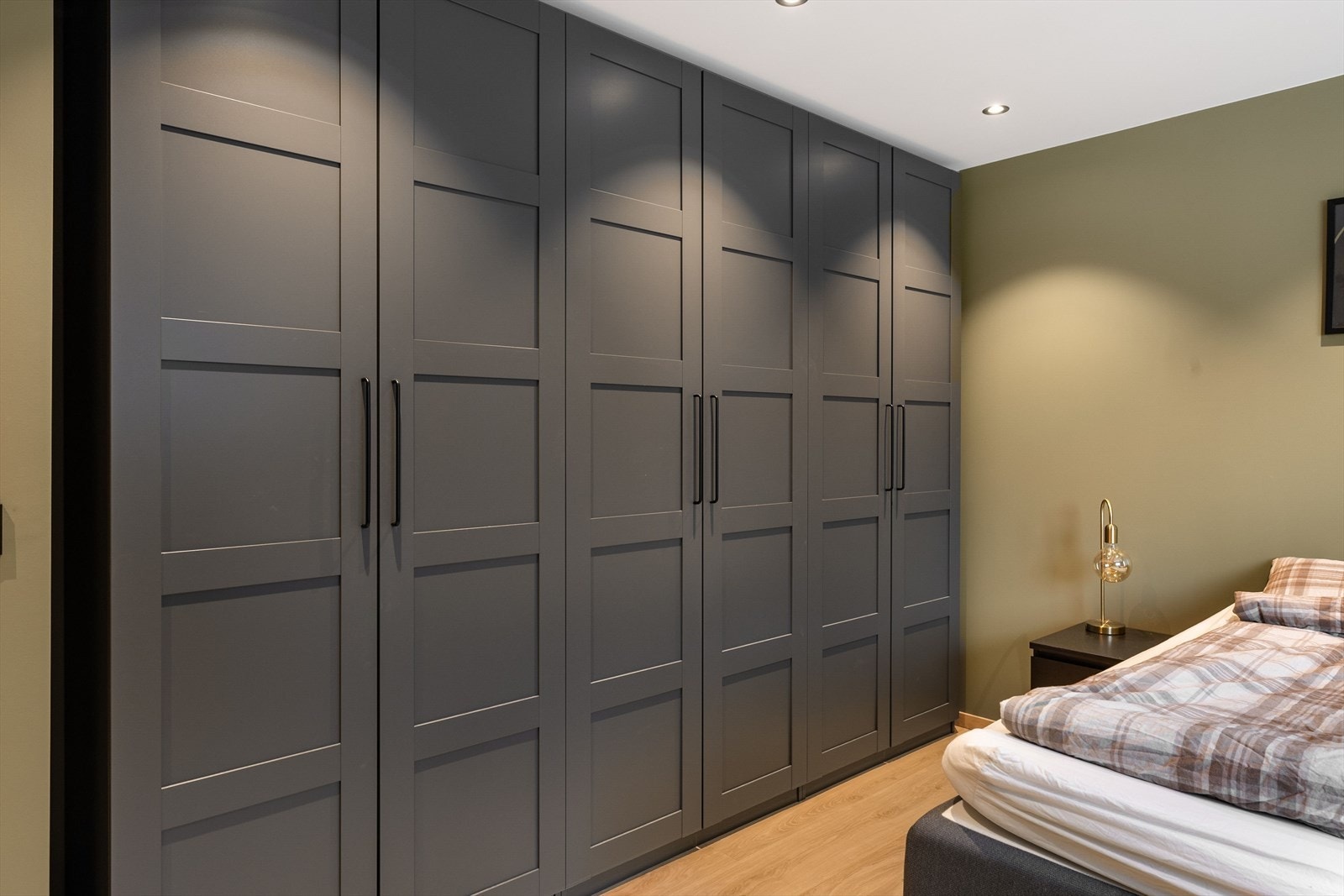 Stor garderobe fra Pax med gjennomtenkt innredning. Galleribilde