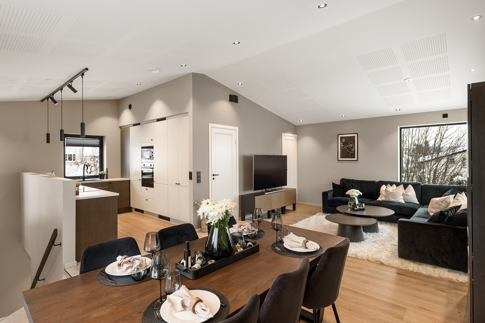 Det ønskes velkommmen til en nyere (2024) enebolig med 43m² takterrasse, god standard og arealeffektiv planløsning over to etasjer. Galleribilde