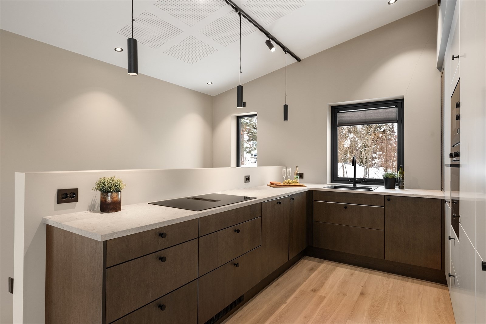 Tidsriktig og praktisk - Her er det rikelig med skap- og benkplass for tilberedning av mat. Galleribilde