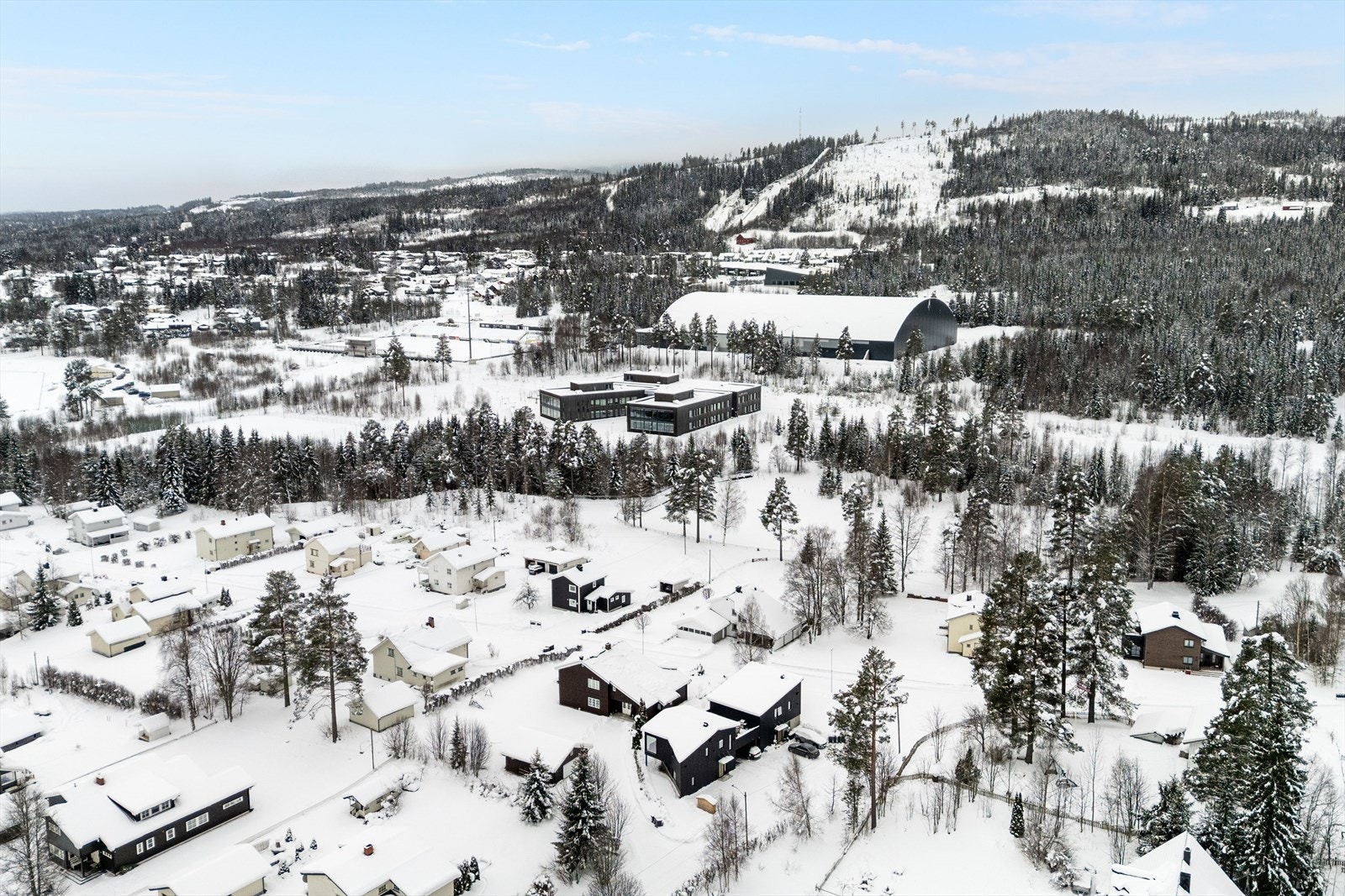 Meget sentral beliggenhet i Raufoss - Kort vei til sentrum, Raufoss skole, idrettsanlegget og skistadion. Galleribilde