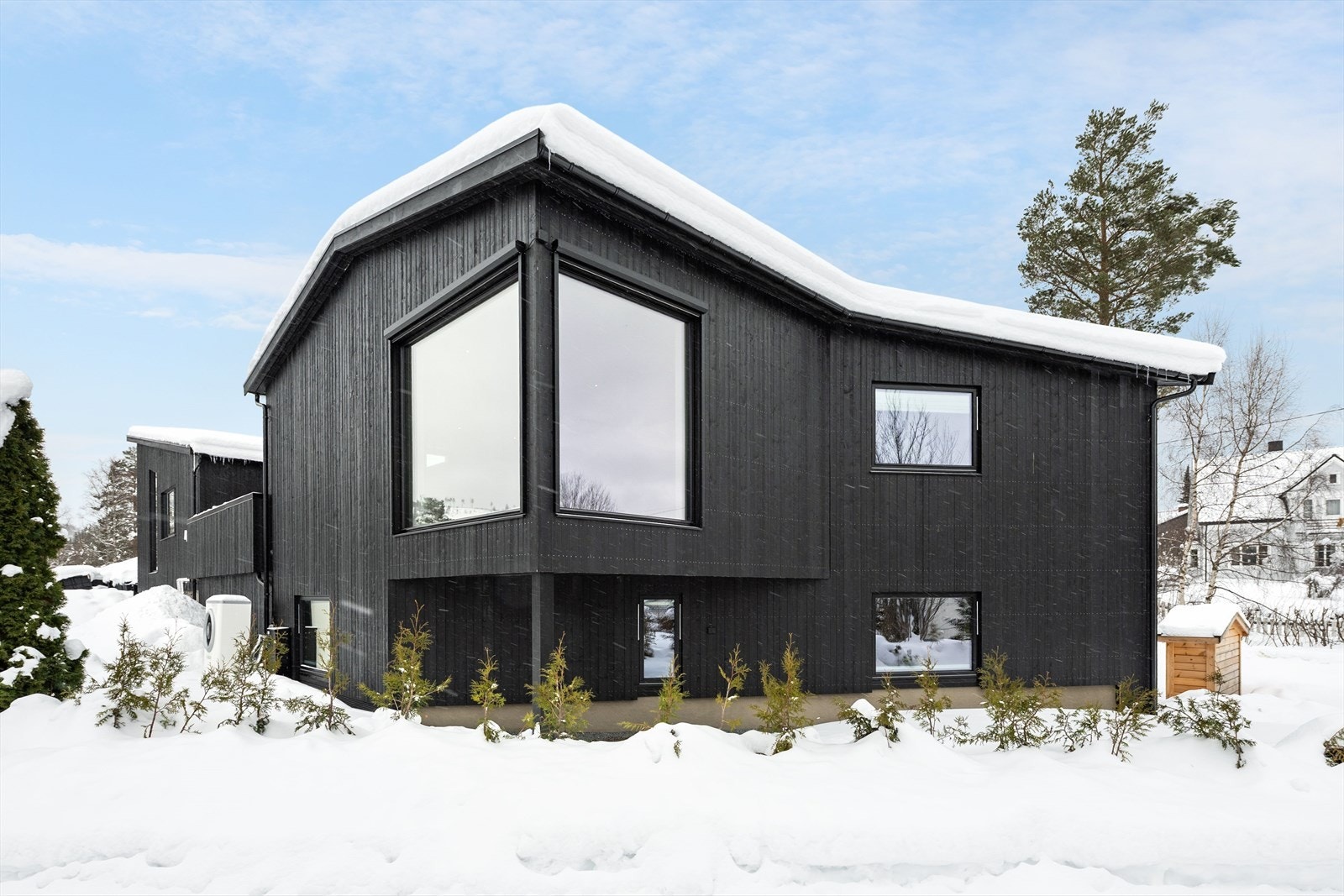 En unik arkitekttegnet enebolig med særegne vinkler, store vindusflater og imponerende takhøyde! Galleribilde