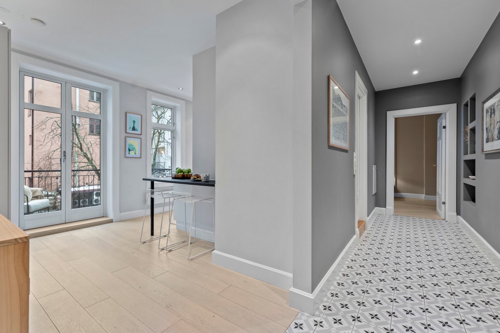 Overflater er holdt i en tidsmessig gråtone som harmonerer godt med leilighetens øvrige rom og skaper en helhetlig og gjennomført stil. Galleribilde