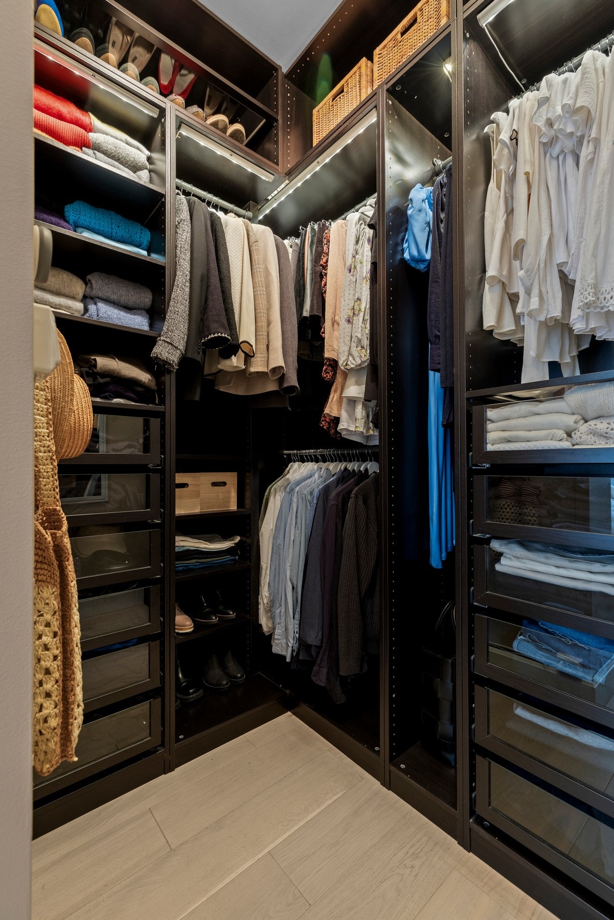 Adkomst til eget omkledningsrom med åpne garderobeløsninger fra 2021 og integrerte lyslister. Galleribilde