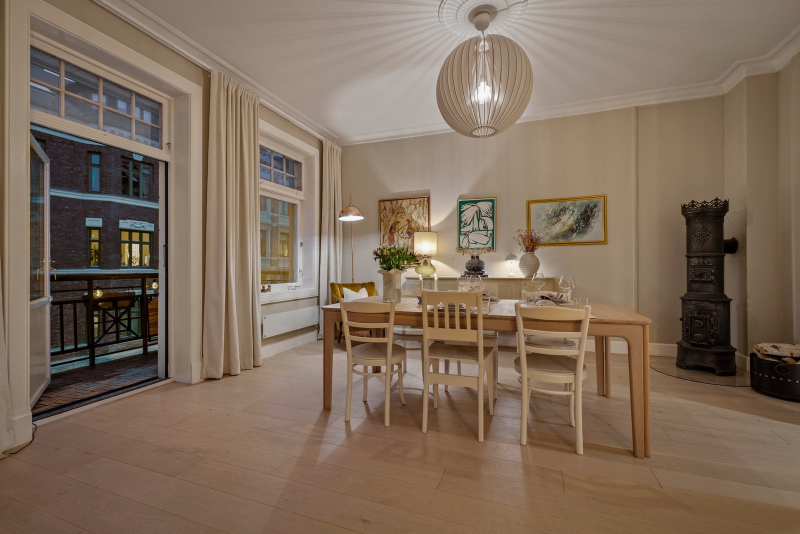 Stuen har original stukkatur og rosett i himling, enstavs parkett fra 2019, samt store vindusflater som gir godt med naturlig lysinnslipp. Galleribilde