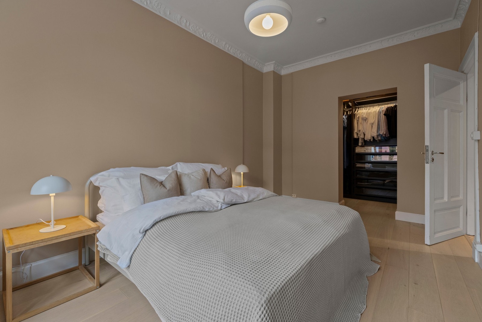 Her er det god plass til dobbeltseng og ønsket møblement. Galleribilde